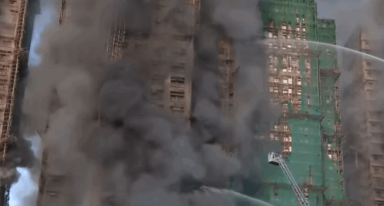 Incêndio de grandes proporções em residencial de Hong Kong deixa quatro mortos