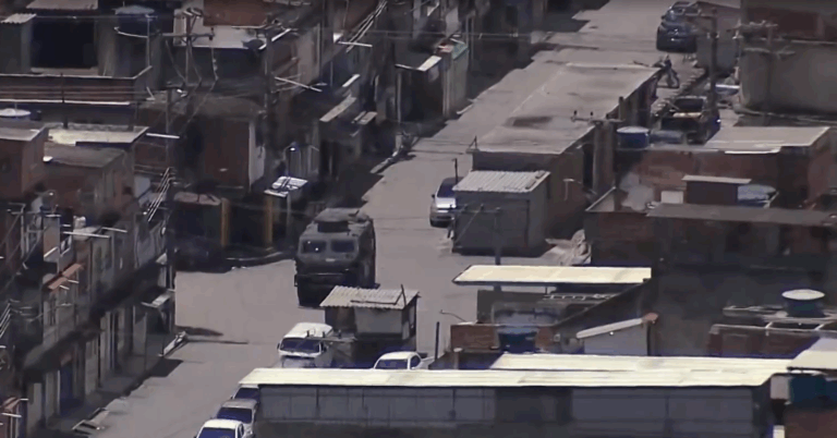 Menino de 12 anos é baleado dentro da escola durante tiroteio no RJ