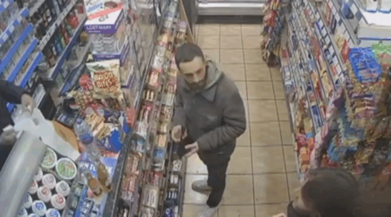 Jovem encontra o pai por acaso em mercado de Londres após 20 anos de buscas