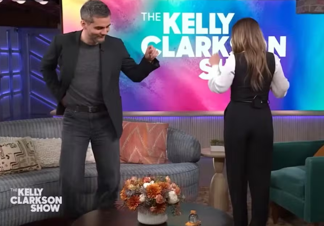 Wagner Moura samba com Kelly Clarkson durante entrevista e diverte plateia nos EUA