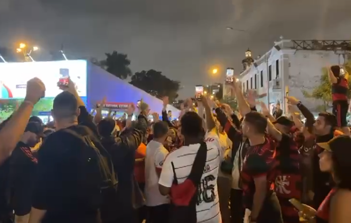 Flamengo desembarca em Lima sob festa de torcedores para Libertadores