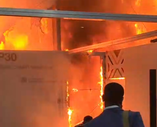 VÍDEO: “Fogo iniciou no stand da África do Sul”, diz testemunha de incêndio em pavilhão da COP30