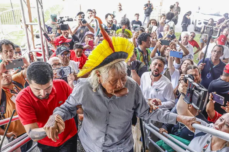 Cacique Raoni encerra Cúpula dos Povos com chamado para seguir na luta