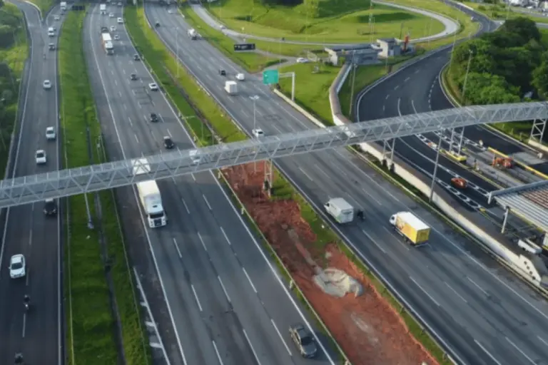 Homem morre atropelado após ser jogado de viaduto no Rodoanel
