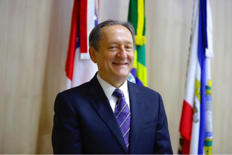 Desembargador Cezar Bandiera lança a 2.ª edição do livro ‘Naufrágio no Amazonas’ na Valer Teatro