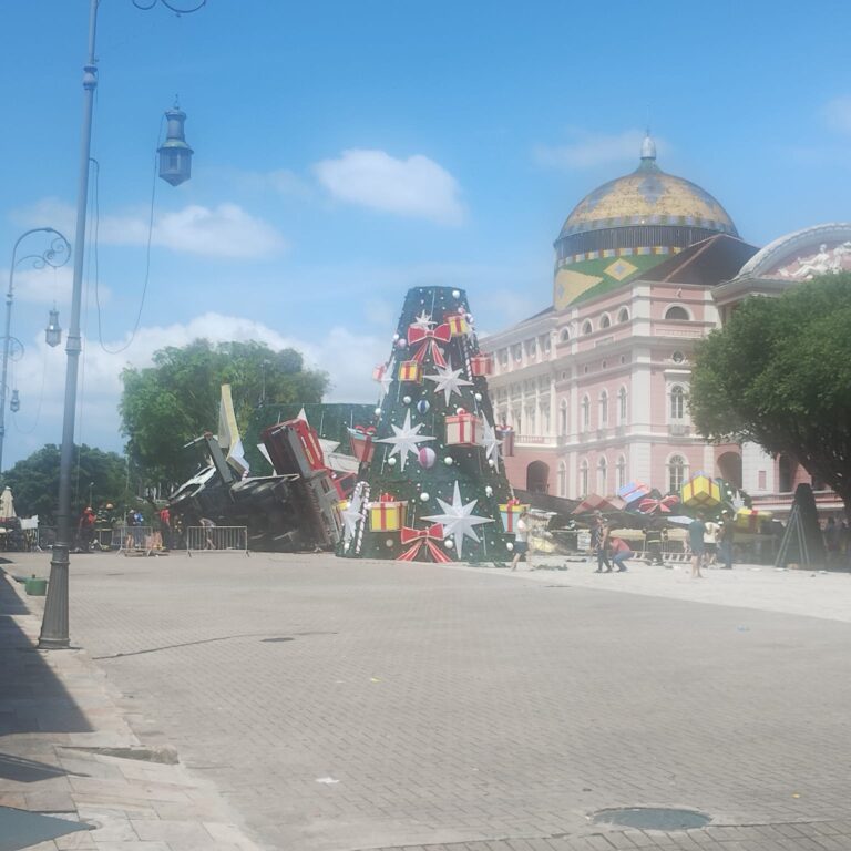 VÍDEO: Árvore de Natal cai em frente ao Teatro Amazonas e deixa pessoas presas