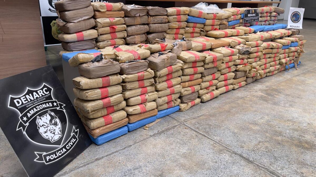 Carga de 300 kg de drogas da Colômbia é apreendida pela polícia em Manaus
