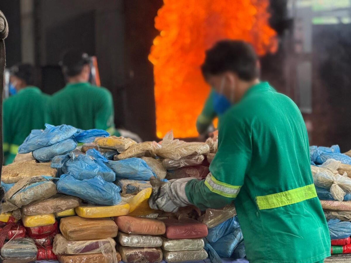 Polícia incinera quatro toneladas de drogas apreendidos neste ano no Amazonas