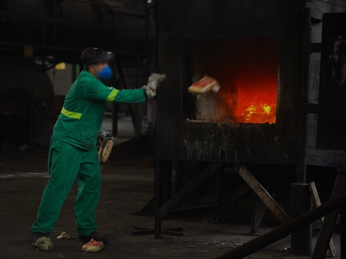 Polícia incinera quatro toneladas de drogas apreendidos neste ano no Amazonas