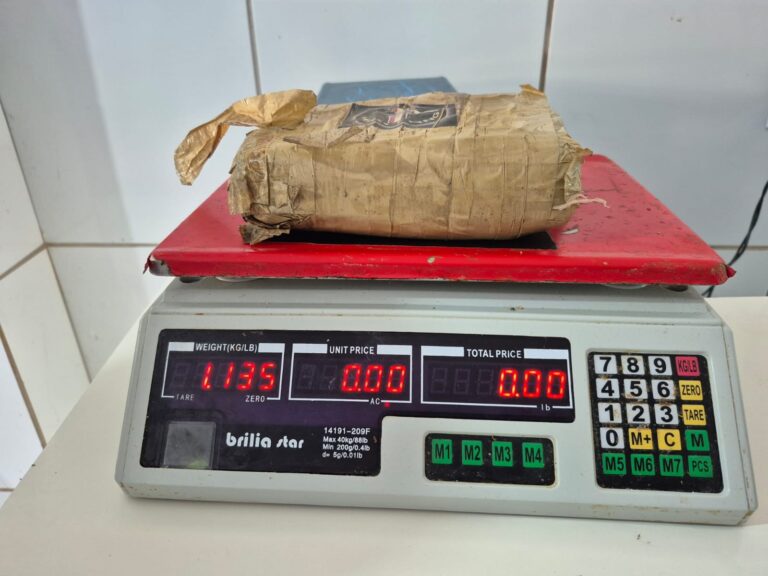 Funcionários de embarcação são presos com droga escondida em mala