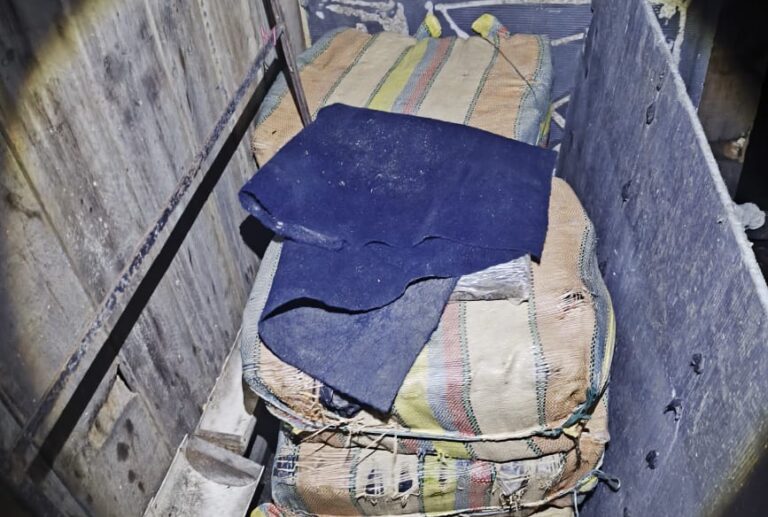 Homem é preso com 210 kg de drogas em flutuante no rio Negro