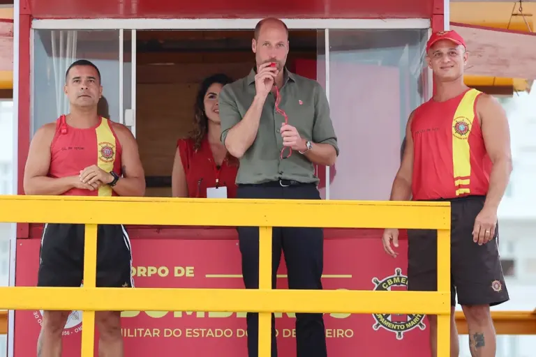 Príncipe William visita Copacabana e acompanha simulação de resgate no mar