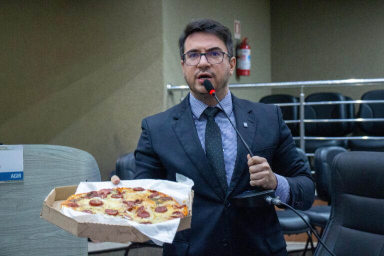 Segurando uma pizza, vereador cobra CMM por caso Bual: “Um mês de silêncio é inaceitável”
