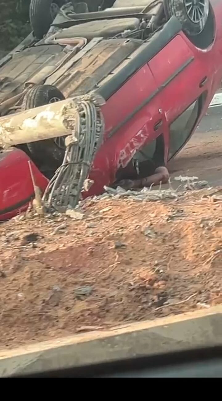 Grave acidente envolvendo três veículos deixa ao menos dois mortos e congestiona avenida do Turismo