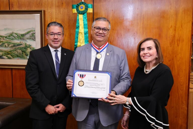 Ministro do STF Flávio Dino recebe Colar do Mérito do TCE-AM em Brasília