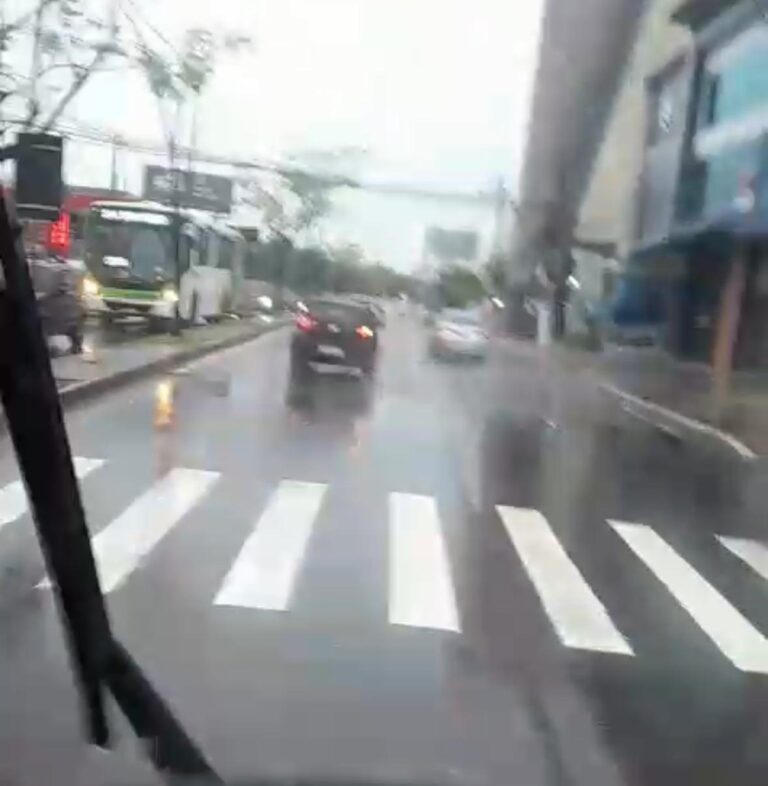 Feriado é marcado por forte chuva e riscos de alagamentos em Manaus