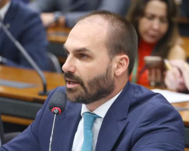 Nome de Eduardo Bolsonaro vai parar na Dívida Ativa da União por dívida de R$ 13 mil em faltas na Câmara