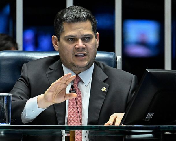 Presidente do Senado afirma que rito para analisar indicação de Messias ao STF vai ocorrer “no momento oportuno”