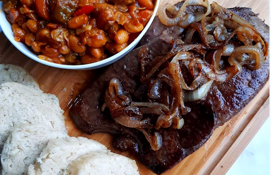 Biife de fígado acebolado, uma receita clássica na mesa das famílias brasileiiras