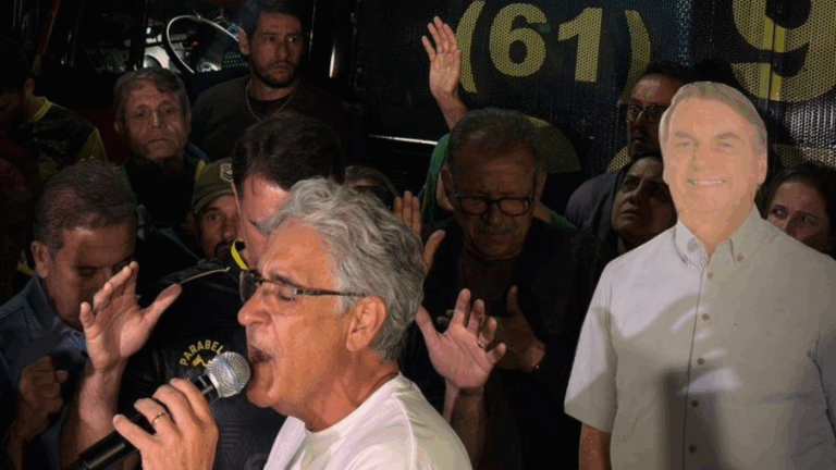 Apoiadores oram com Bolsonaro de papelão em vigília pelo ex-presidente