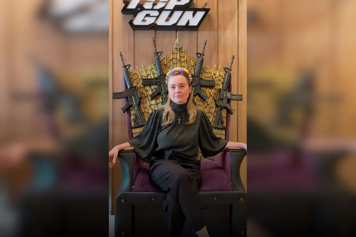 Deputada federal posta foto rodeada de fuzis com legenda irônica: "Game of Santa Catarina"
