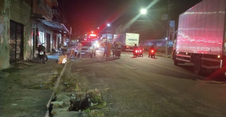 Homem leva choque com fio derrubado por caminhão em Manaus