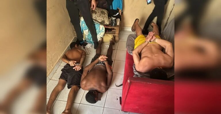 Homem é preso por esfaquear companheira na frente da filha