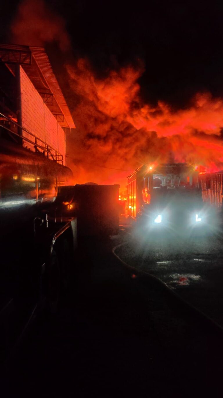 VÍDEO: Incêndio atinge fábrica de reciclagem OTX Recicle em Manaus