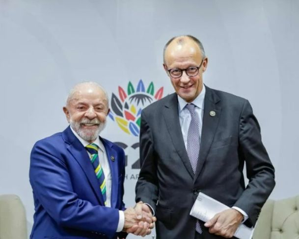 Lula se encontra com chanceler alemão Friedrich Merz e o convida a visitar o Brasil