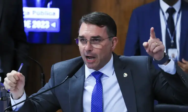 VÍDEO: Flávio Bolsonaro diz que Alexandre de Moraes sequestrou seu pai