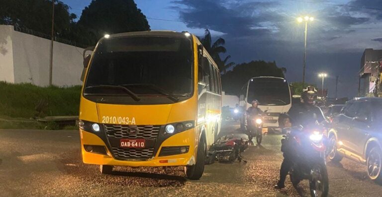 Motociclista fica ferido após colisão com “Amarelinho” em Manaus