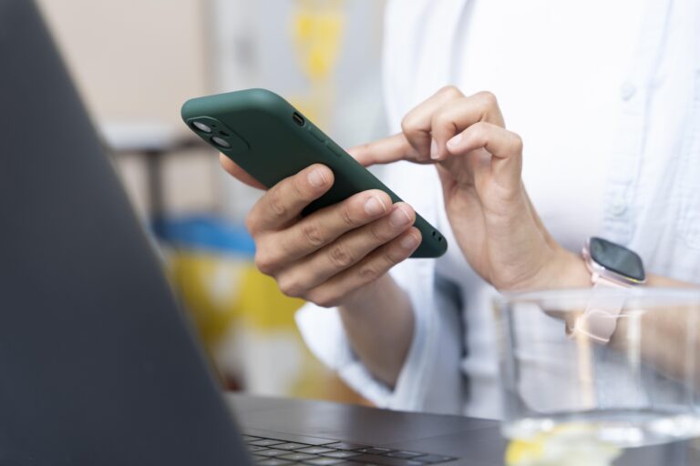 WhatsApp apresenta instabilidade com falhas no envio de mensagens nesta terça-feira (4/11)