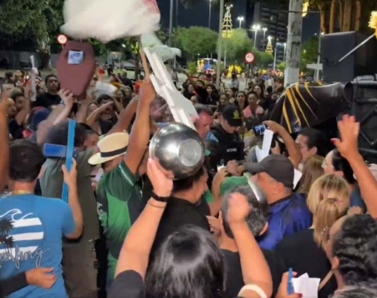Um dia após confronto com Guarda Municipal, professores decidem o rumo da greve em Manaus