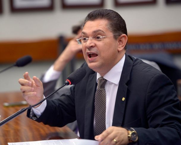Sóstenes diz que vai denunciar Moraes em todas as embaixadas de Brasília