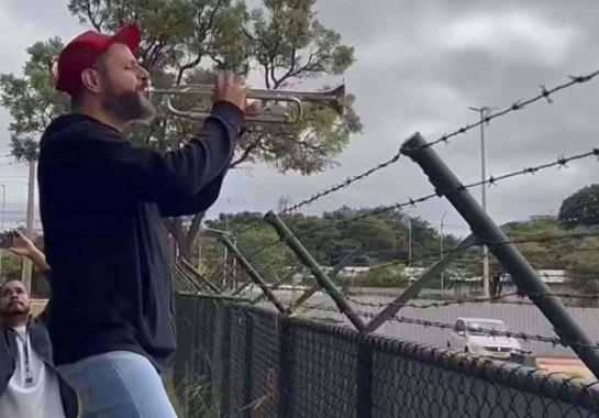 Prisão de Bolsonaro: trompetista toca o hit “Tá na Hora do Jair” em frente à PF