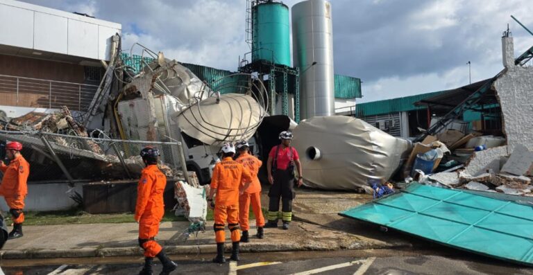 Tonéis de vinagre desabam em fábrica na zona Oeste de Manaus