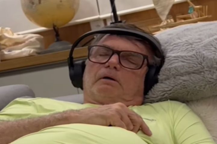 VÍDEO: Carlos Bolsonaro compartilha imagem do pai soluçando enquanto dorme