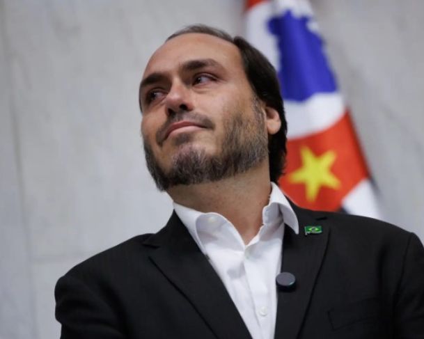 Carlos Bolsonaro lembra do pai e chora durante homenagem na Alesp: “Quanta desumanidade estão fazendo com ele”