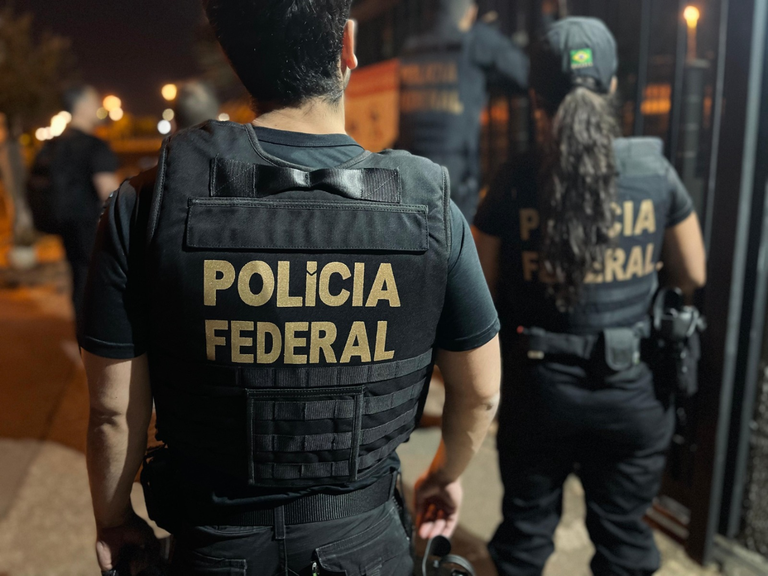 PF devolve fuzis à Polícia Nacional do Peru após apreensão de 6,5 toneladas de drogas no Amazonas
