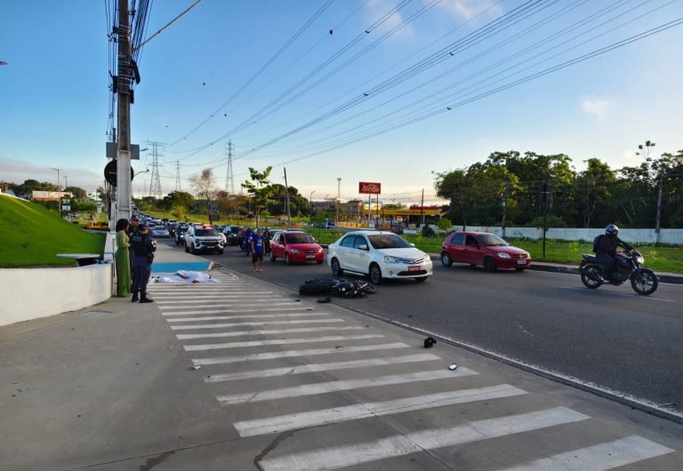 Motociclista morre ao bater em poste na avenida das Torres