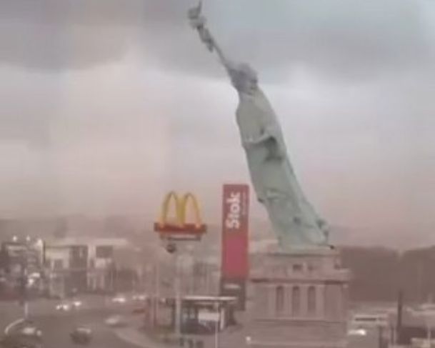 Estátua da Havan desaba com rajadas de vento em RS
