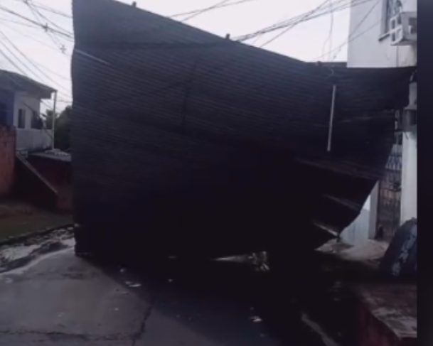 Ventania arranca telhado de casa no Petrópolis durante tempestade que atingiu Manaus neste domingo (7) Ventania arranca telhado de casa no Petrópolis durante tempestade que atingiu Manaus neste domingo (7)