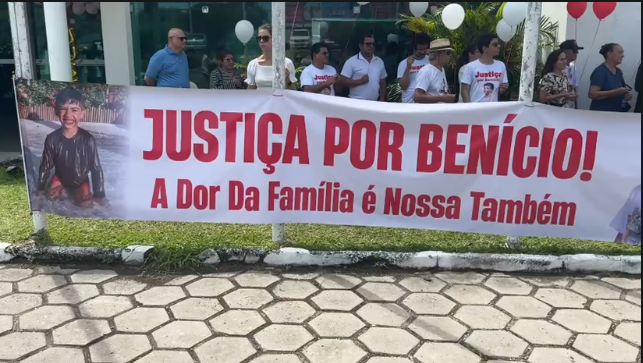 Família pede justiça durante manifestação em frente ao CRM em Manaus