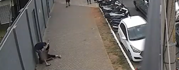 Homem é preso após atacar e enforcar mulher no meio da rua em São Paulo