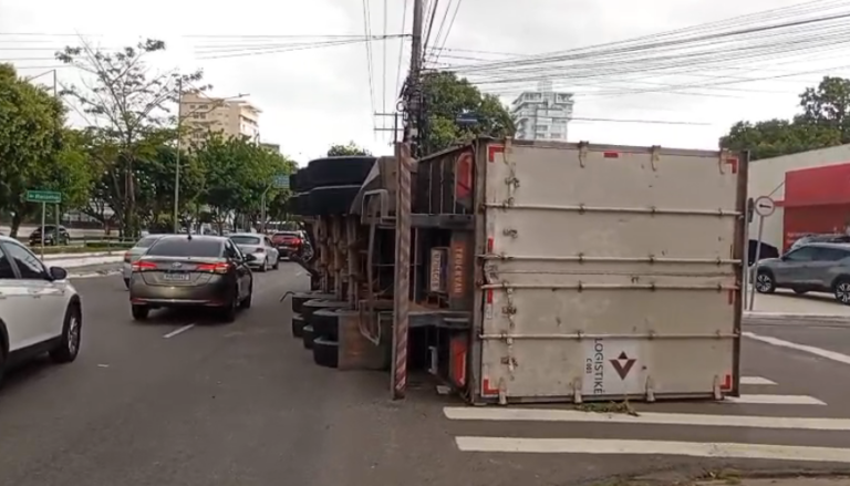 Carreta tomba e provoca congestionamento em avenida de Manaus