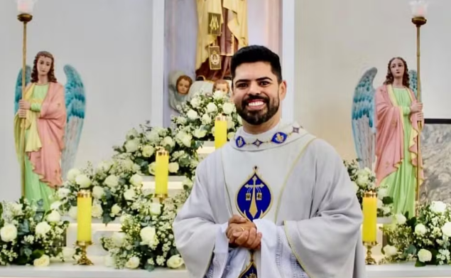 Padre falta missa e fiéis o encontram morto em Minas Gerais Padre falta missa e fiéis o encontram morto em Minas Gerais