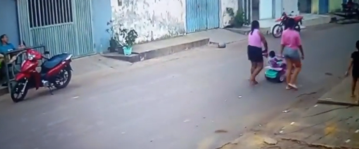 Motorista embriagado sobe em calçada e atropela duas crianças e uma mulher no Maranhão Motorista embriagado sobe em calçada e atropela duas crianças e uma mulher no Maranhão