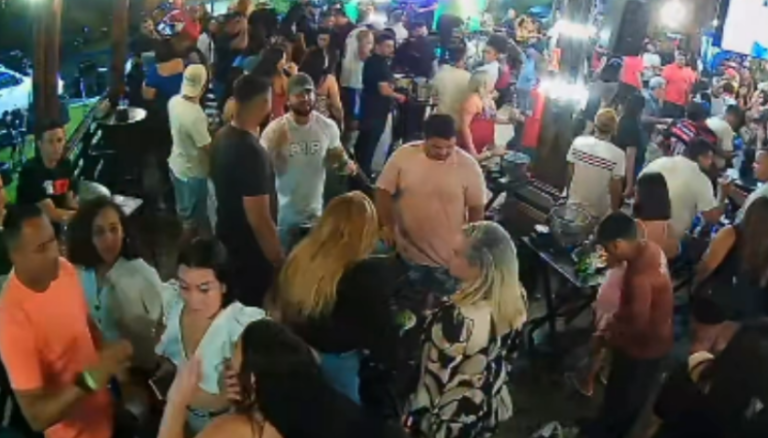VÍDEO: Passista da Grande Família denuncia agressões dentro de bar em Manaus