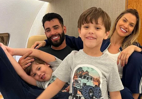 Gusttavo Lima revela que filhos sonham em andar de ônibus Gusttavo Lima revela que filhos sonham em andar de ônibus