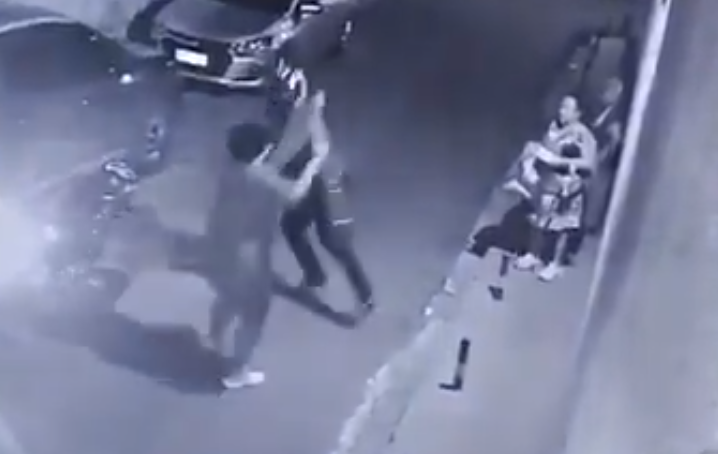 Vídeo mostra momento em que suspeito é agredido após anunciar assalto no Japiim